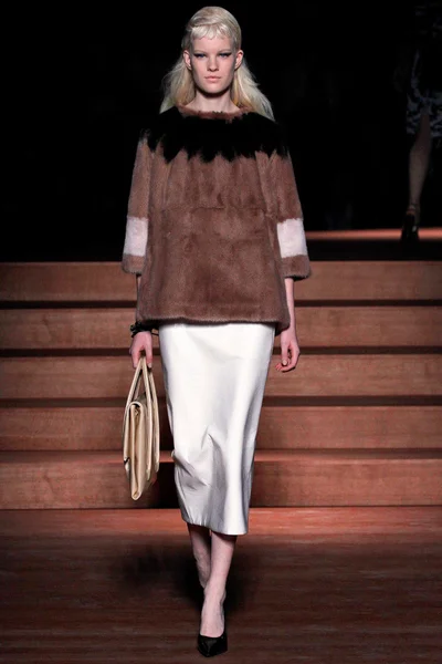 Look 16